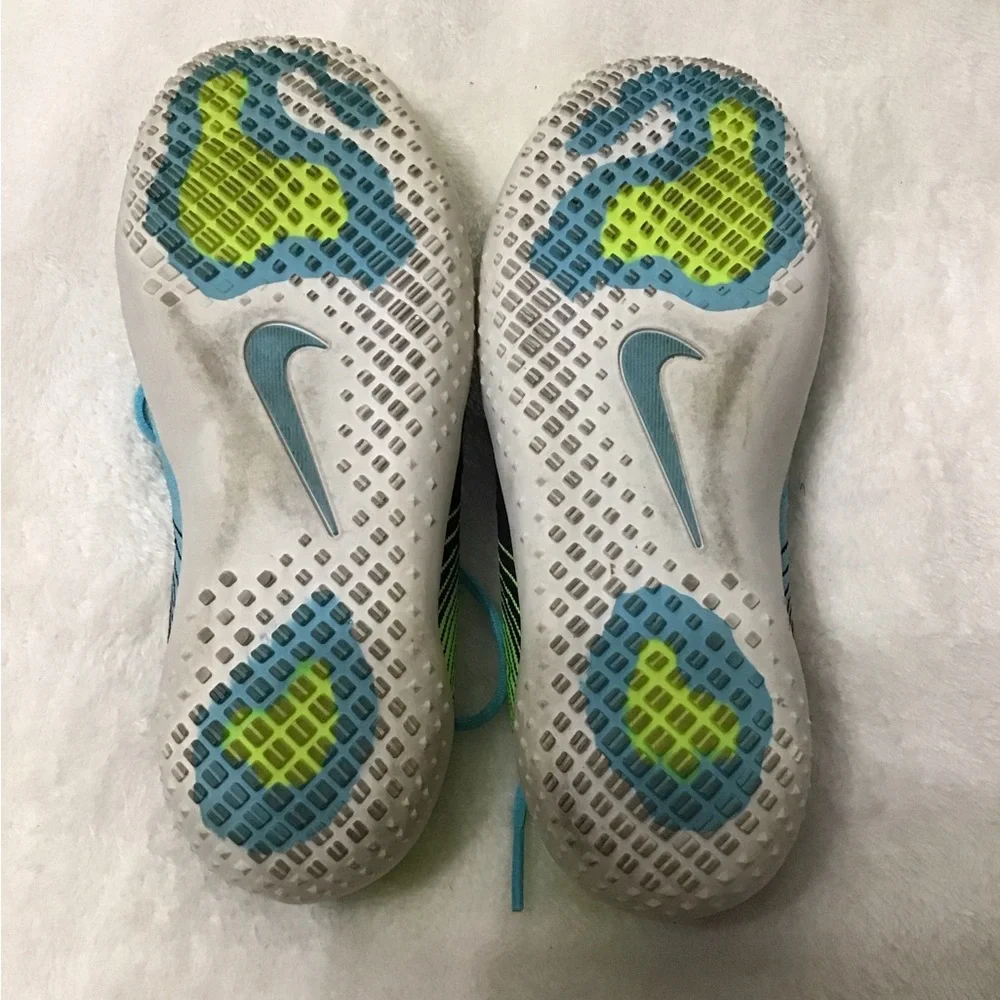 Women’s size 6 Nike tennis shoes hyperfeel